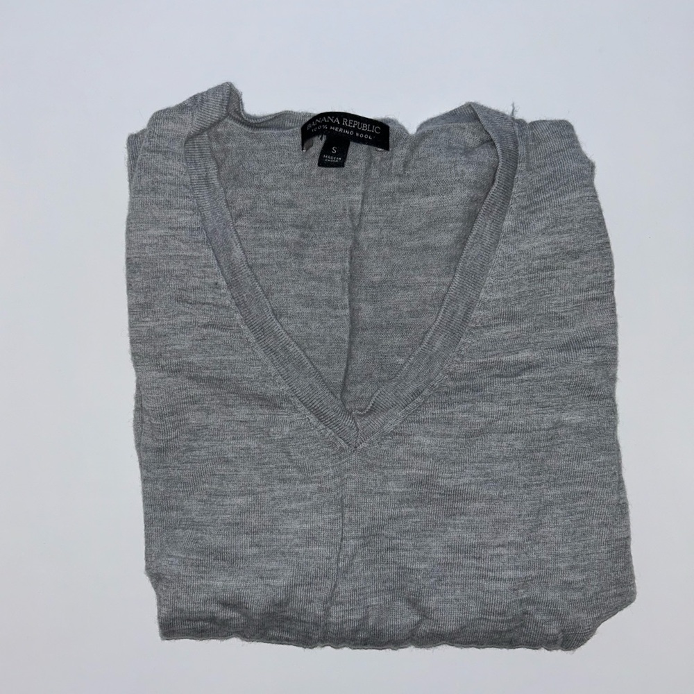 Banana Republic 100% Merino Wool Heathered Gray V Neck Sweater
